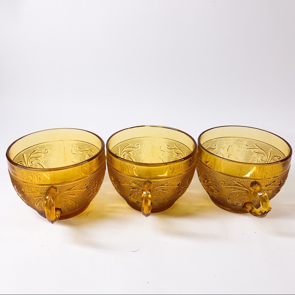 Vintage Tiara Indian Amber Glass Cups Set of 3
3.5”X3”
▪️H14